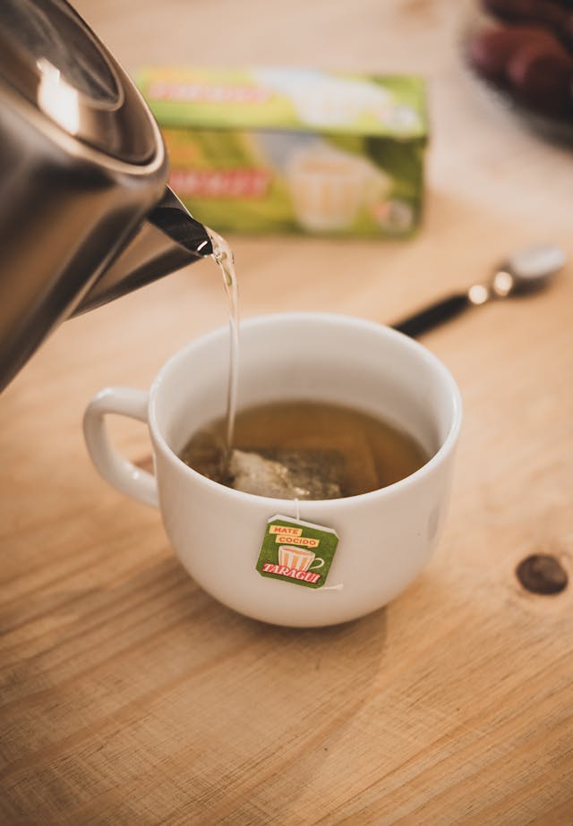 用茶壺沖泡茶包的示意圖