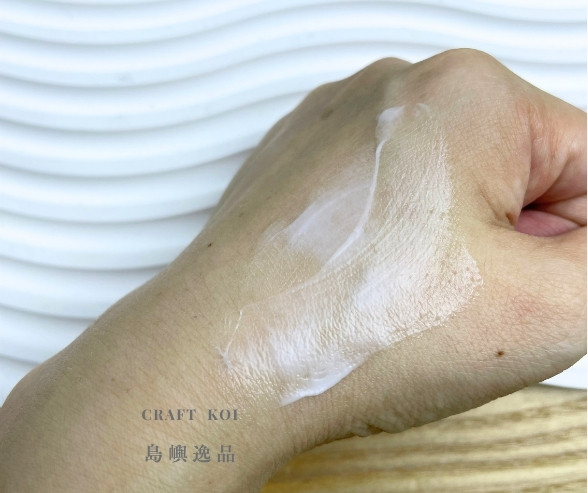 花王 (atrix) 高滲透護手霜,塗抹在手上後按摩,呈現乾爽不黏的狀態