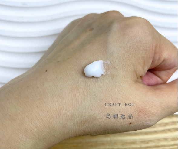 花王 (atrix) 高滲透護手霜,塗抹在手上的質地狀態,呈現白色乳霜狀