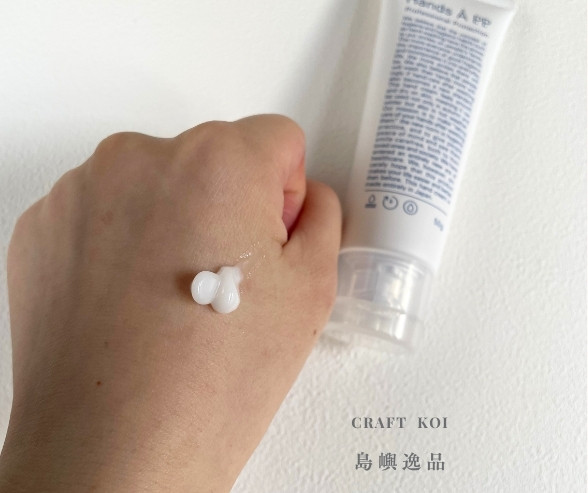 Hands Å P.P. 工作用護手霜,塗抹在手上的照片,呈現乳液狀態