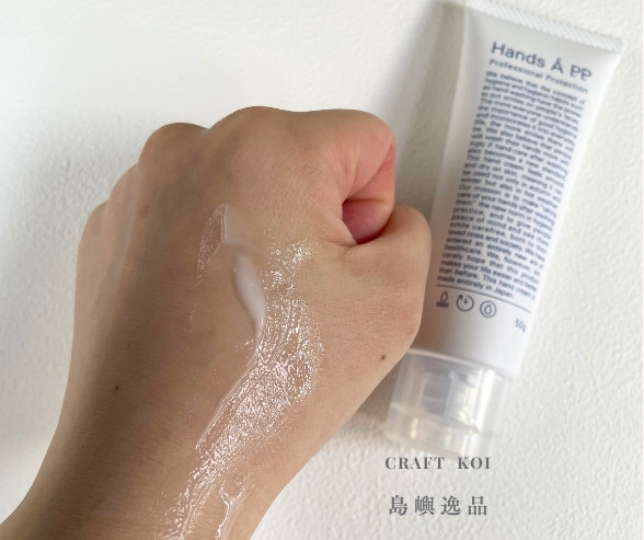 Hands Å P.P. 工作用護手霜,塗抹在手上的照片,塗抹開來的照片,言展性很好