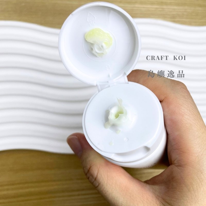 SKIN COTTON Hand Cream Day 護手乳,瓶口會留下膠狀物