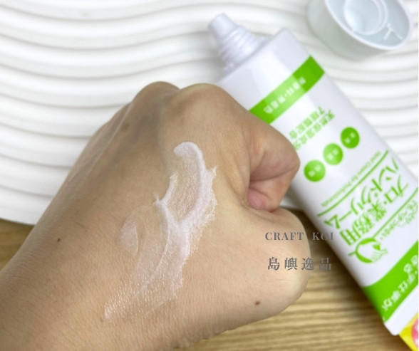 YAMAN 專業用護手霜,打開後塗抹開後的乳霜樣態,看起來非常好推勻