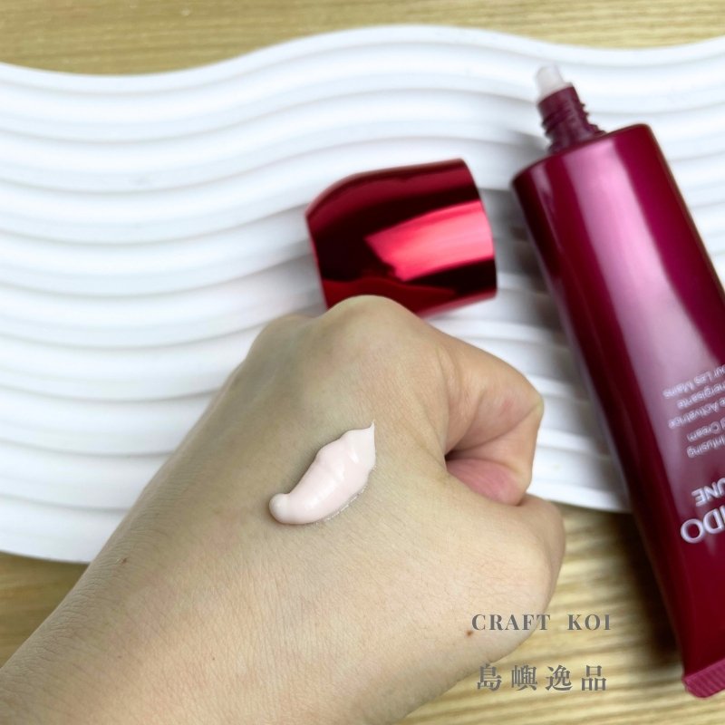 資生堂 ULTIMUNE 紅妍超導循環護手霜,剛擠出來塗抹在手上的乳霜樣子,是淡淡粉紅色的乳霜
