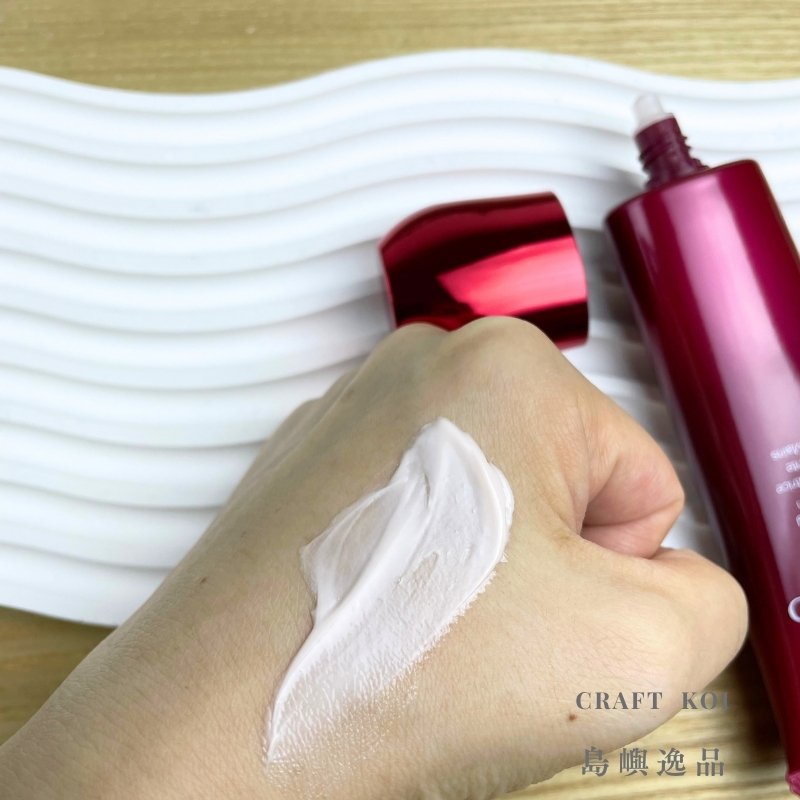 資生堂 ULTIMUNE 紅妍超導循環護手霜,塗抹在手上的乳霜推勻的樣子,是淡淡粉紅色的乳霜,質地水潤,
