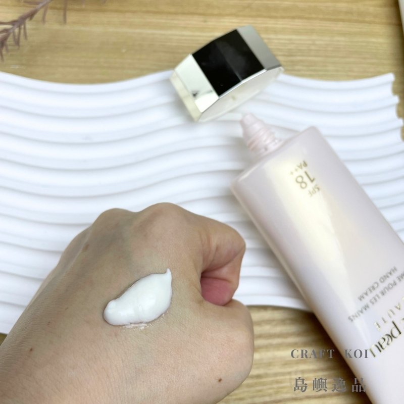 肌膚之鑰 Clé de Peau Beauté 護手霜,剛擠出塗抹在手上的質地狀態