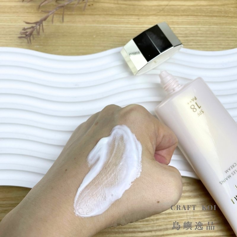 肌膚之鑰 Clé de Peau Beauté 護手霜,剛擠出塗抹在手上的質地狀態,推勻後的樣子,延展性佳