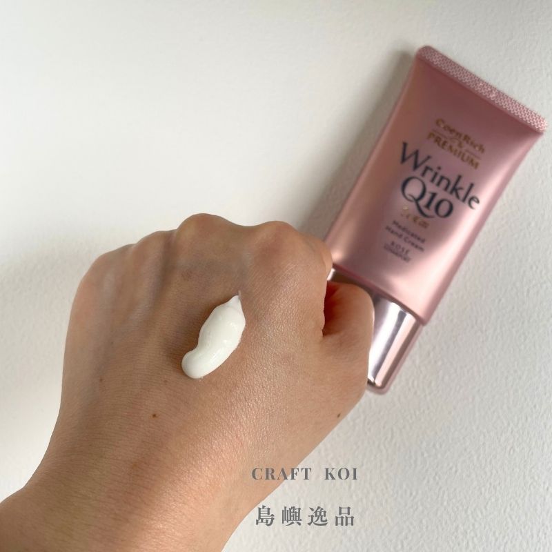 高絲 (KOSE) Q10活齡護手霜的剛塗抹擠出的狀態,很濃厚的乳霜質地