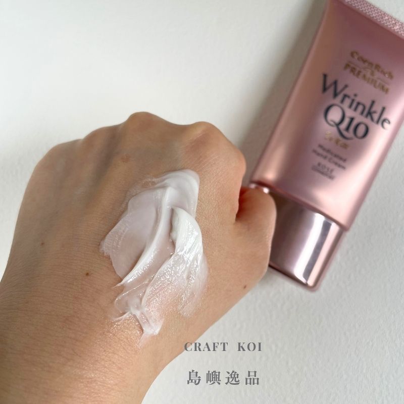 高絲 (KOSE) Q10活齡護手霜的剛塗抹擠出的狀態,很濃厚的乳霜質地,要稍微花點時間按摩推勻