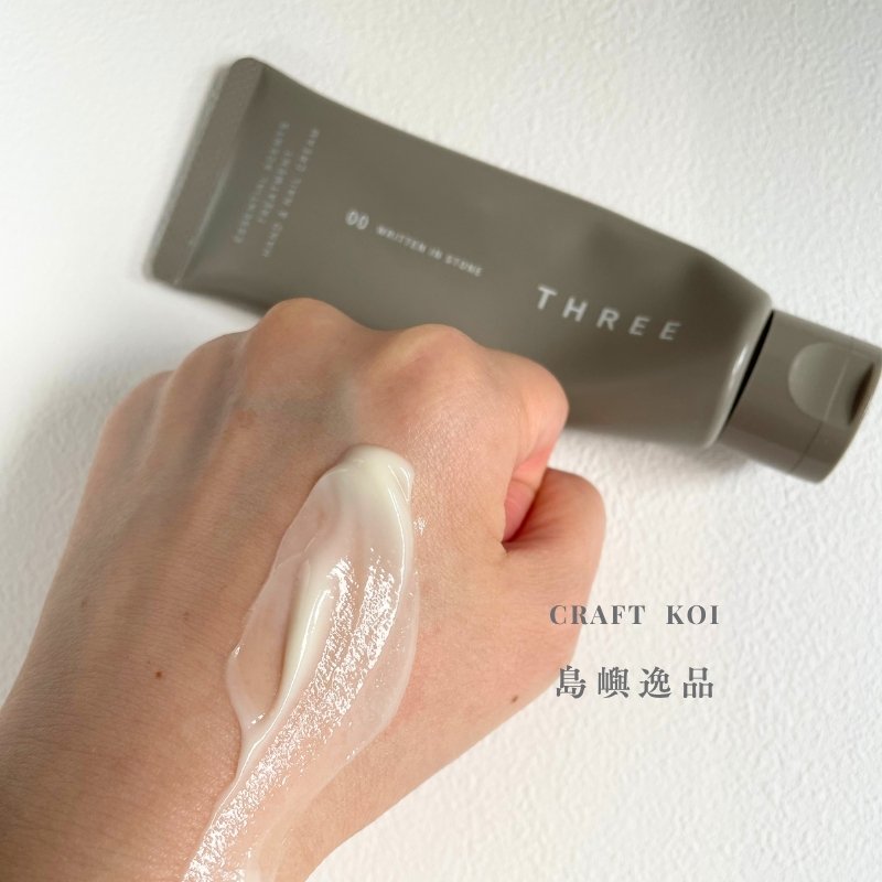 THREE 香氛甦活護手霜,塗抹在手上的質地狀態,推勻後呈現的樣子