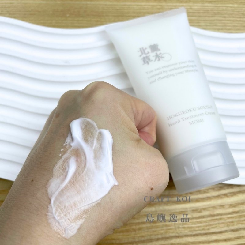 北麓草水 護手霜,圖中為「冷杉(MOMI)」款式實拍,照片為擠出乳液在手霜的質地呈現照片,並且塗抹後的狀態