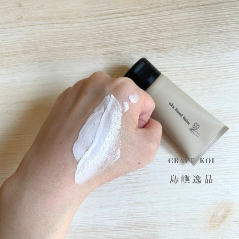 uka 護手膏(balm),擠出在手上的質地狀態,推勻塗抹的樣子,質地比較濃稠