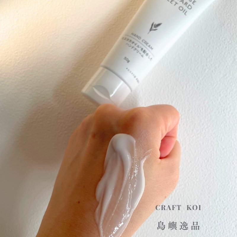 Akomeya Tokyo 稗糠油護手霜,實際塗抹在手上的質地狀態,推開後呈現的樣子