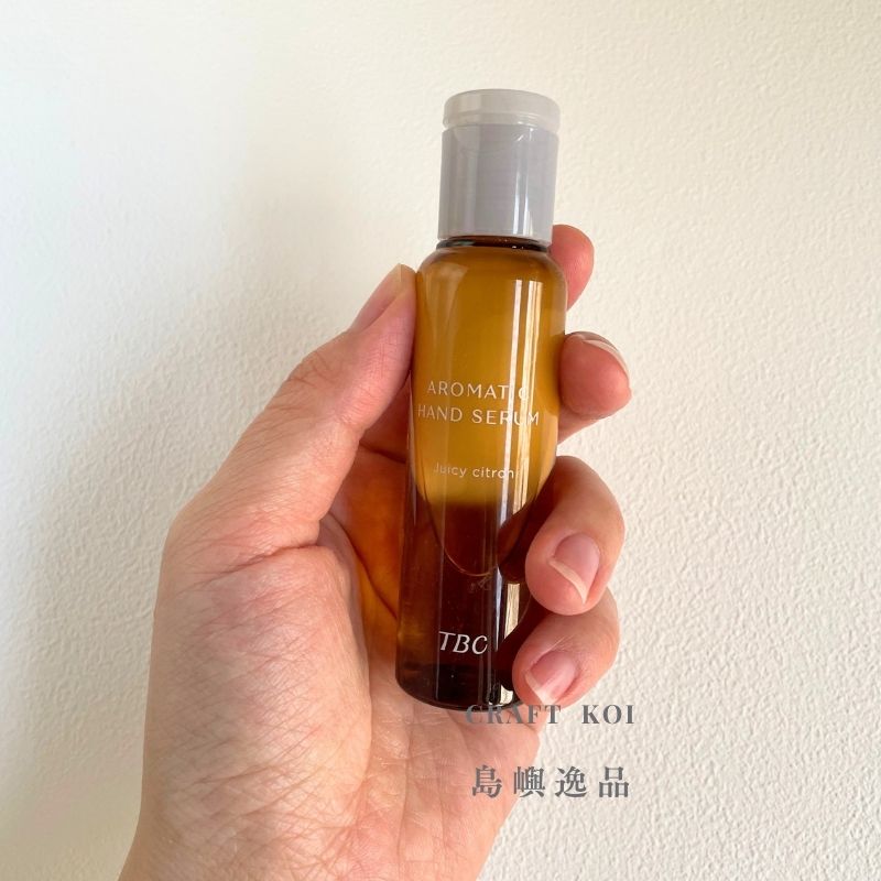 TBC芳香護手美容液,拿在手上的照片