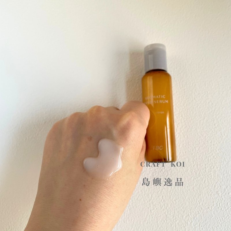 TBC芳香護手美容液,塗抹在手上的照片,質地非常水狀