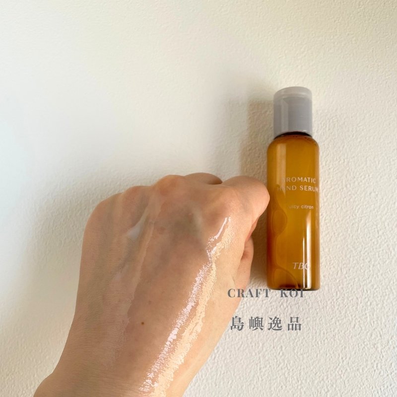 TBC芳香護手美容液,塗抹在手上的照片,質地非常水狀,塗抹後乾爽