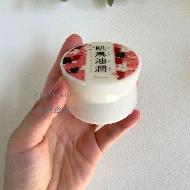 肌美和 肌馬油潤 (馬油護手霜),拿在手上的大小展示