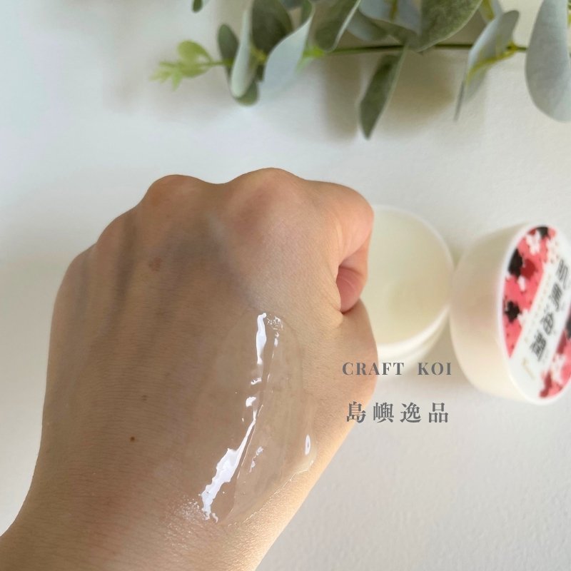 肌美和 肌馬油潤 (馬油護手霜),塗抹在手上的質地,推開後的樣子