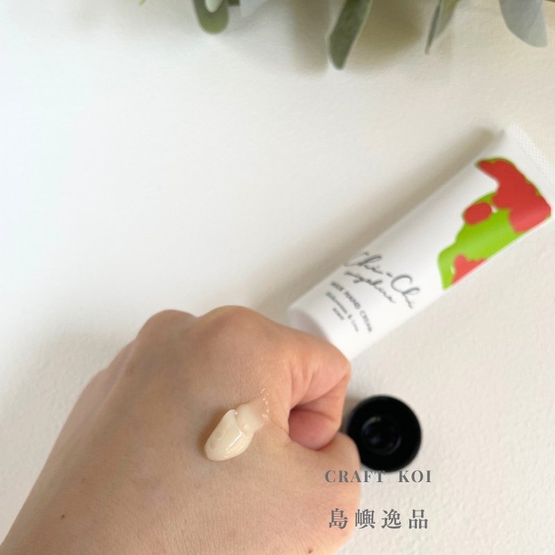 圖為Chi-Chi 牛奶護手霜「沖繩香檬與萊姆」款式,塗抹在手上的質地呈現